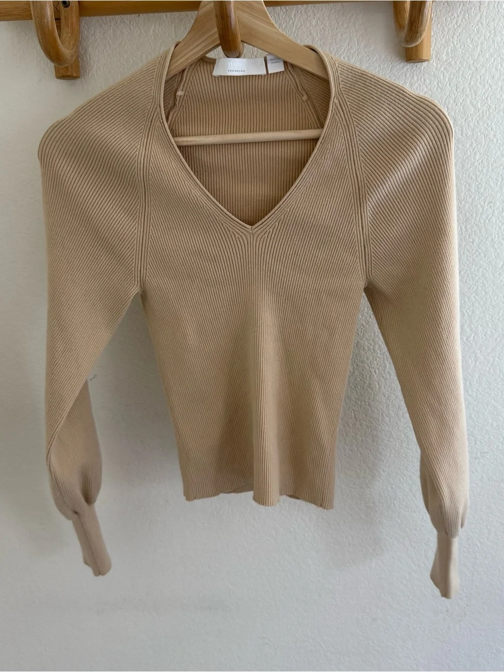 BOSS ivory ribbed V-neck sweater top size XS minimalist capsule wardrobe